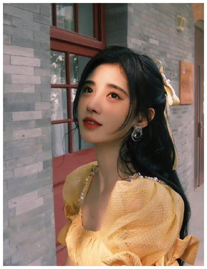 鞠婧祎穿黄色泡泡袖连衣裙可爱十足还是半永久妆