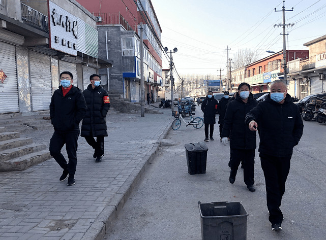 回民营村包村干部检查商户"门前三包"▲古城村包村干部检查商户"门前