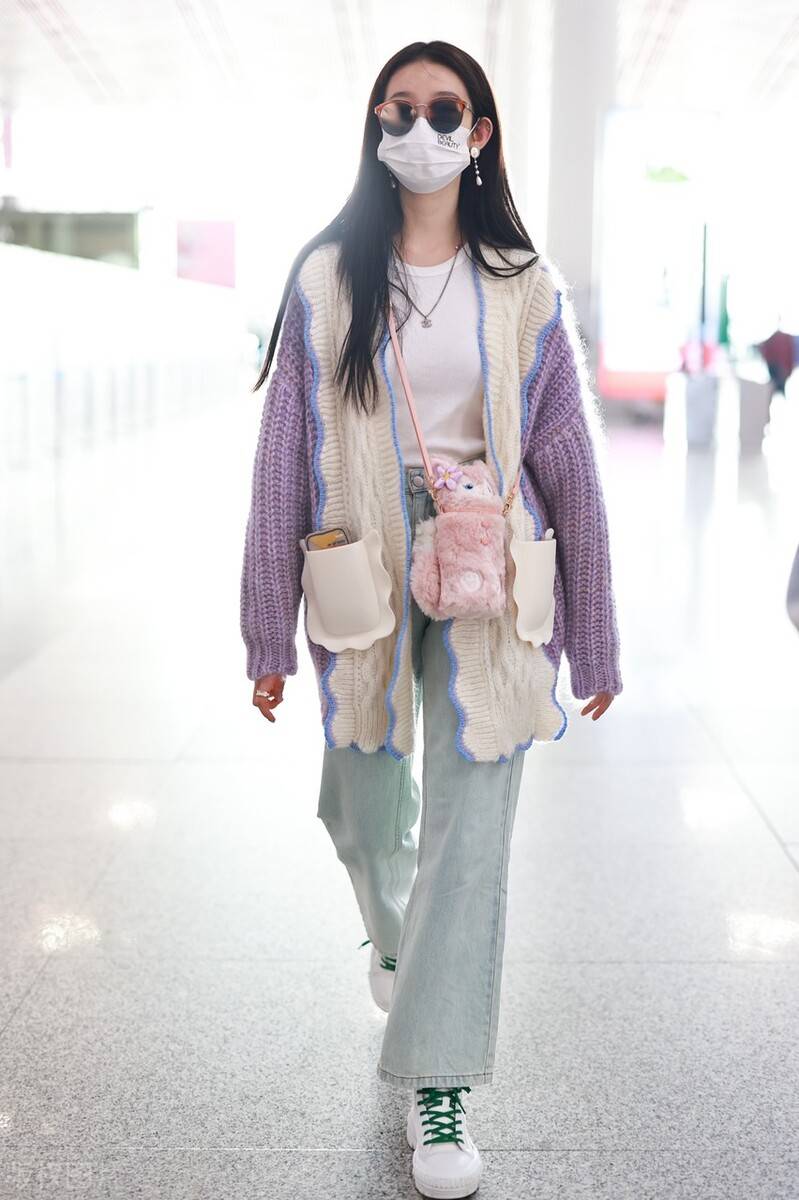 张艺凡穿拼色毛衣开衫搭配浅蓝色牛仔裤