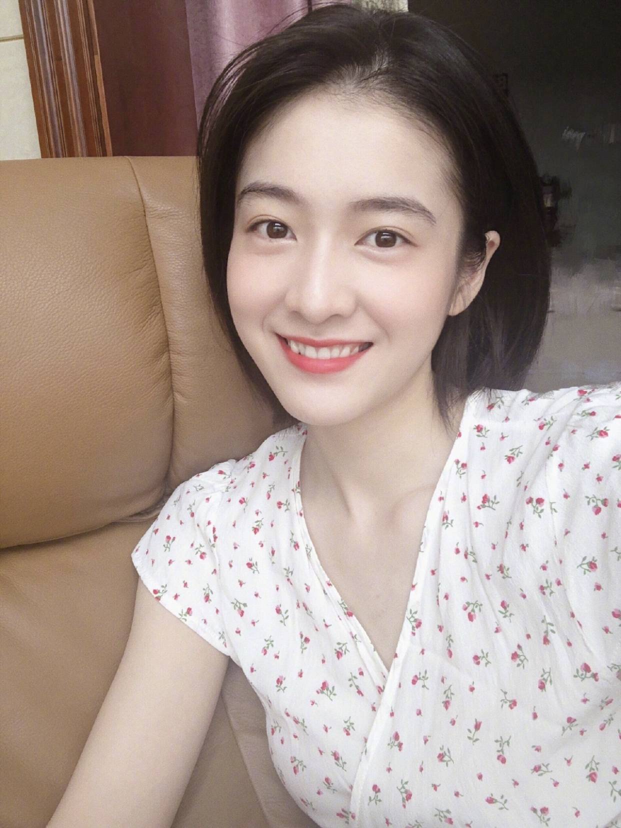 张雪迎更新动态 碎花穿搭自拍温婉动人_答辩_标准_毕业生