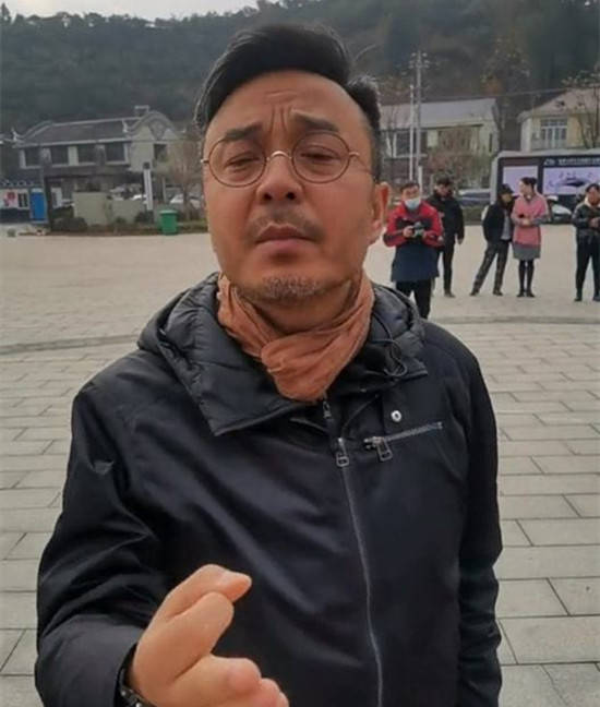 湖南卫视主持人汪涵近照曝光,两鬓斑白显苍老,网友直呼认不出_脖子