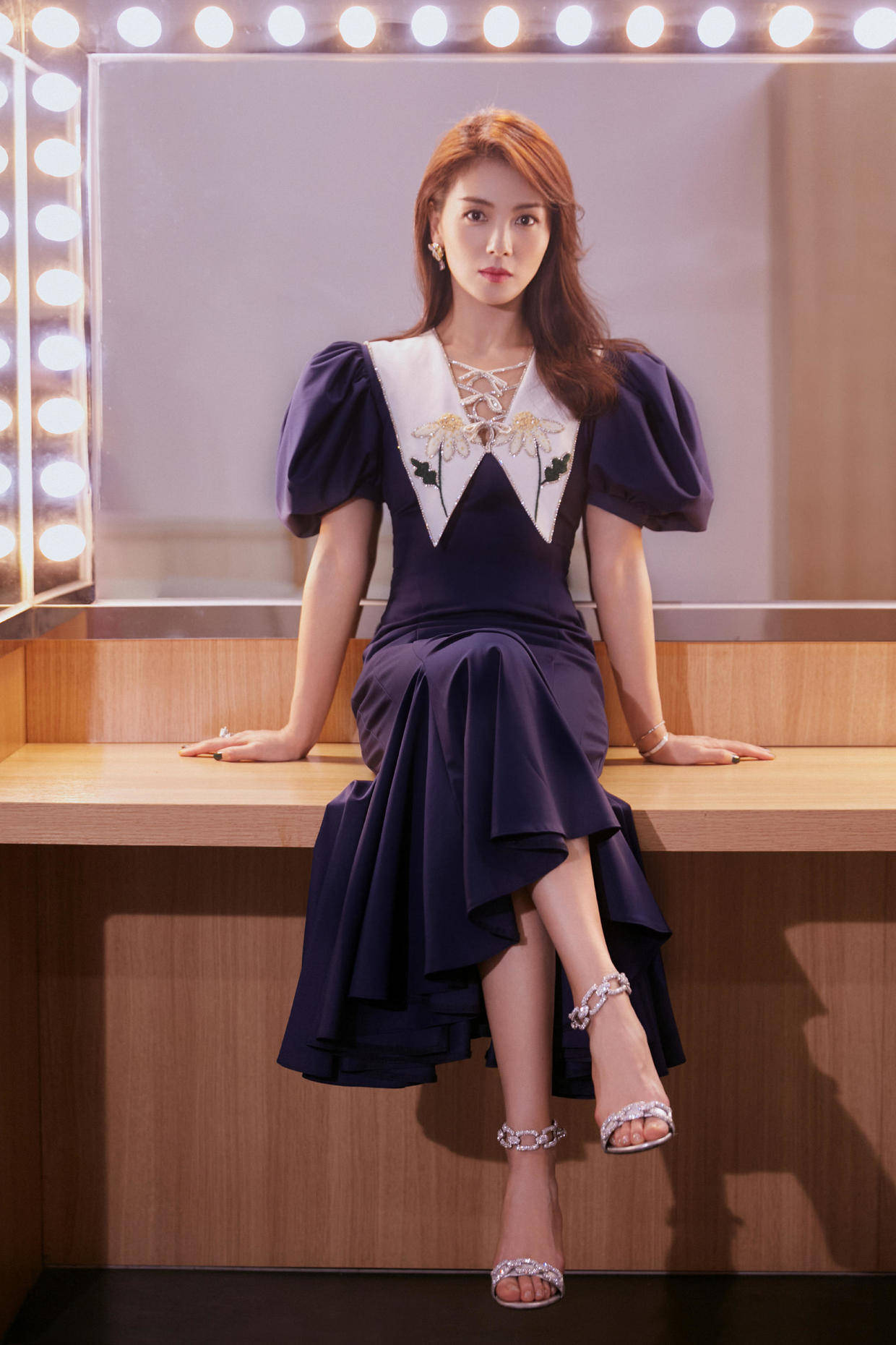 刘涛又"扮嫩"成功,穿紫色泡泡袖连衣裙出境,何止年轻20岁_女性_衬衫