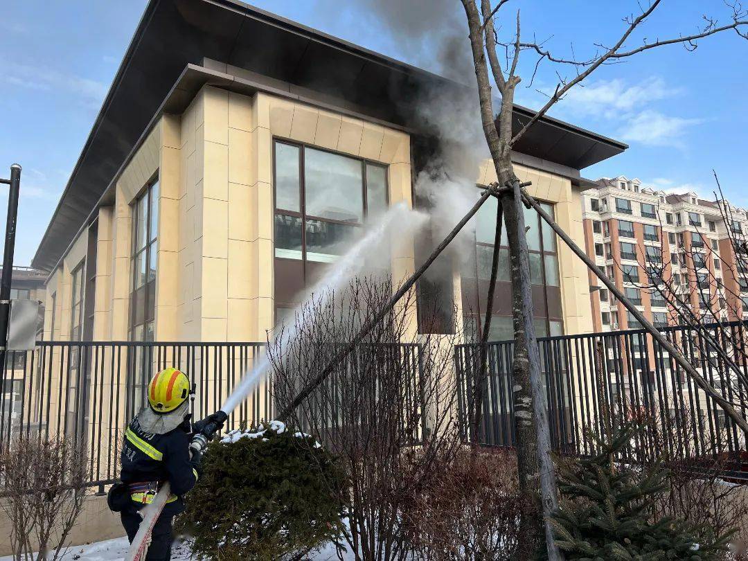 今天,延吉苏州印象三期一多层独栋楼房突发火情