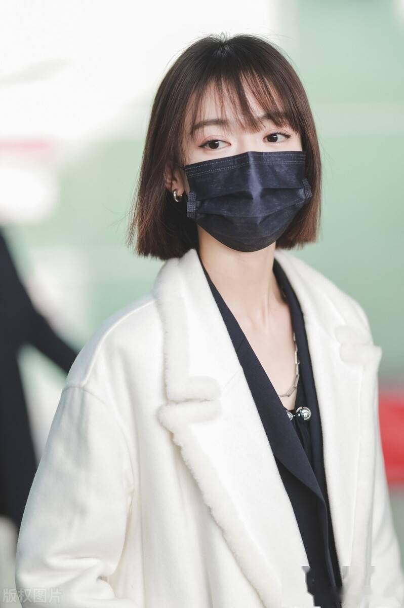 街拍:吴谨言穿黑白look配短发造型清新知性十足_成都_机场_吴谨