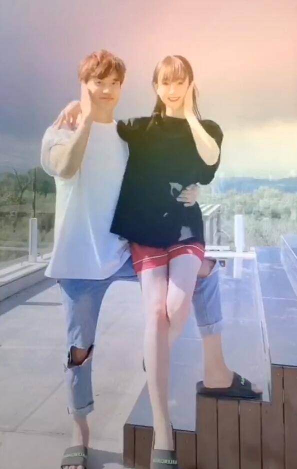 张檬小五520情侣装撒狗粮,坐男友腿公主抱,金恩圣偷亲女友超甜_恋情
