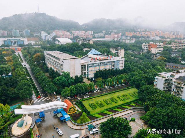 重庆邮电大学坐落在风景秀美的南山之上,虽然只有一个校区,但规模并不