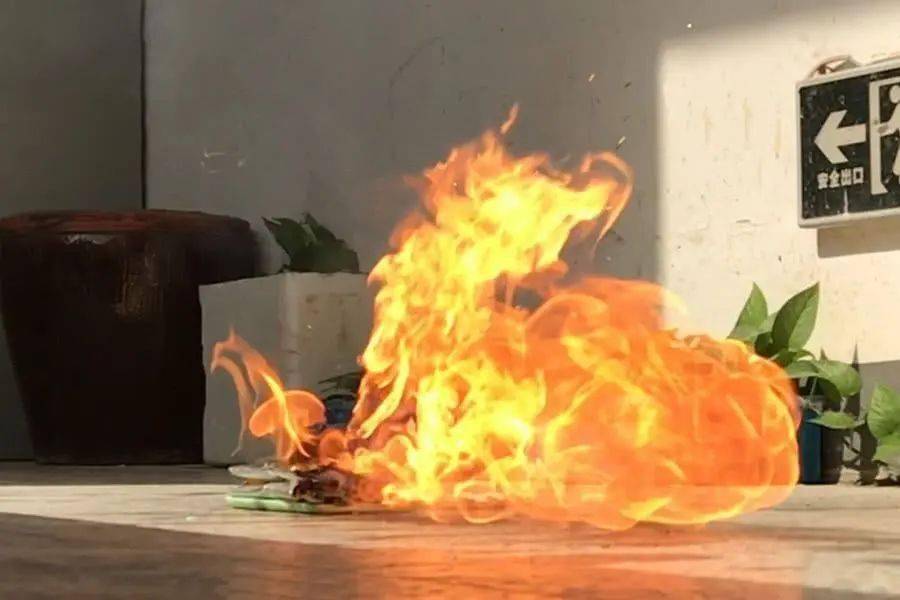 充电宝在家里起火爆燃,疑似因为._视频_刘先生_才会拔