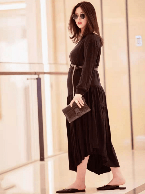 朱珠挺6月孕肚外出戴墨镜涂红唇变时尚孕妈