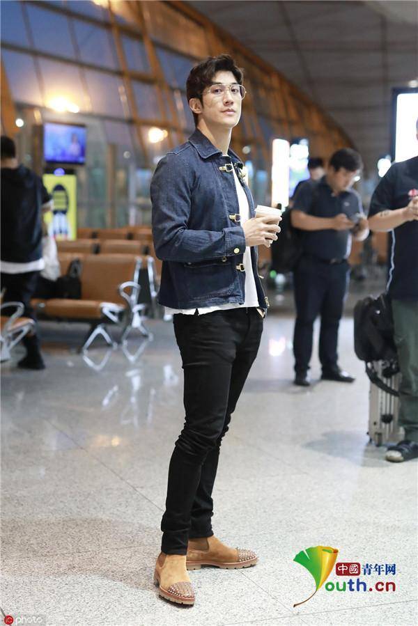李治廷现身机场悠闲漫步品咖啡贵公子范儿十足