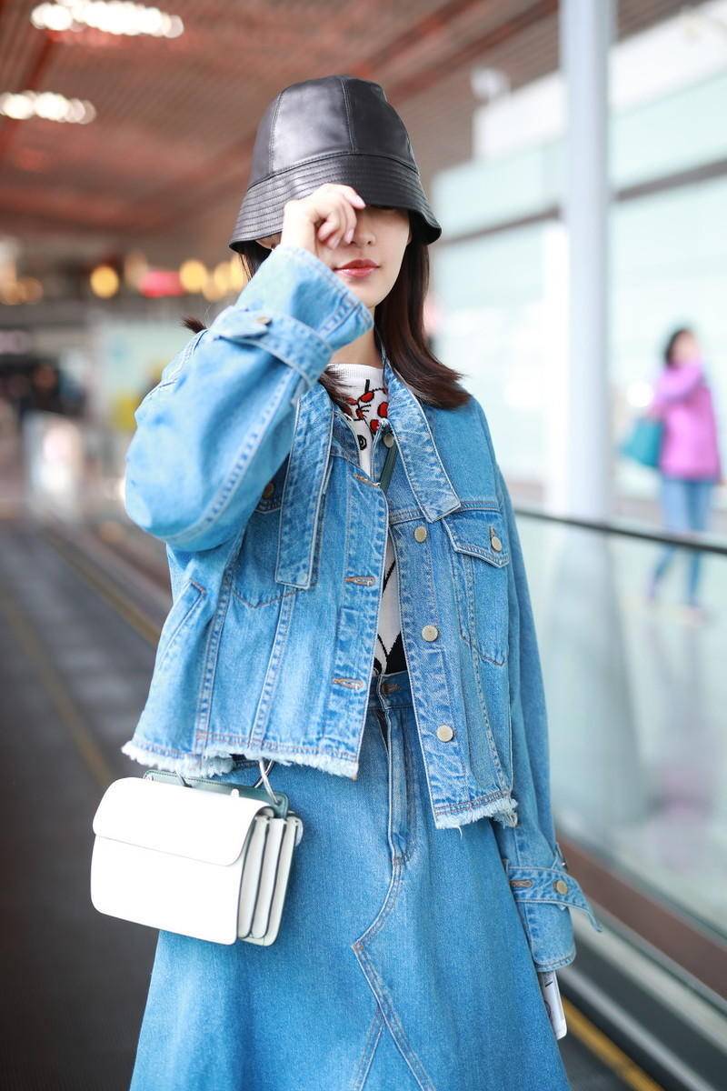 李沁气质清纯穿牛仔外套配半身裙甜美温柔俏皮活泼真有元气感