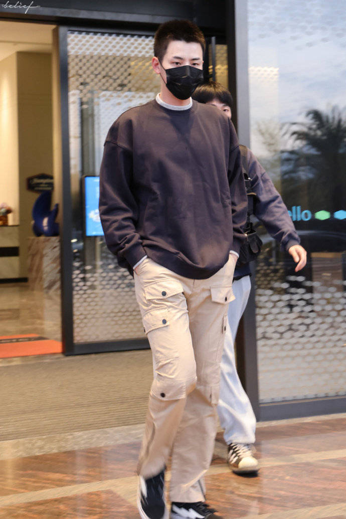 任豪今日份上班饭拍灰色卫衣咖色长裤休闲帅气