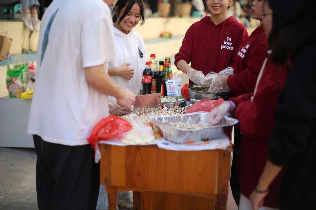 隔着屏幕馋哭了兴业这个学校的美食节太有味儿