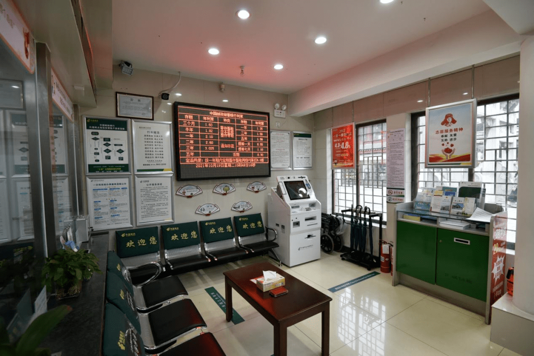 门口处有志愿者进行业务引导中国邮政储蓄银行北街支行2,中国邮政储蓄