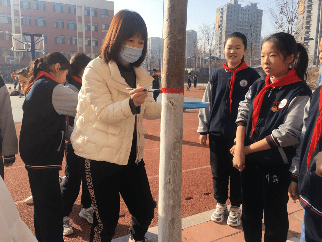 莘县甘泉学校开展我为小树穿冬衣劳动实践课