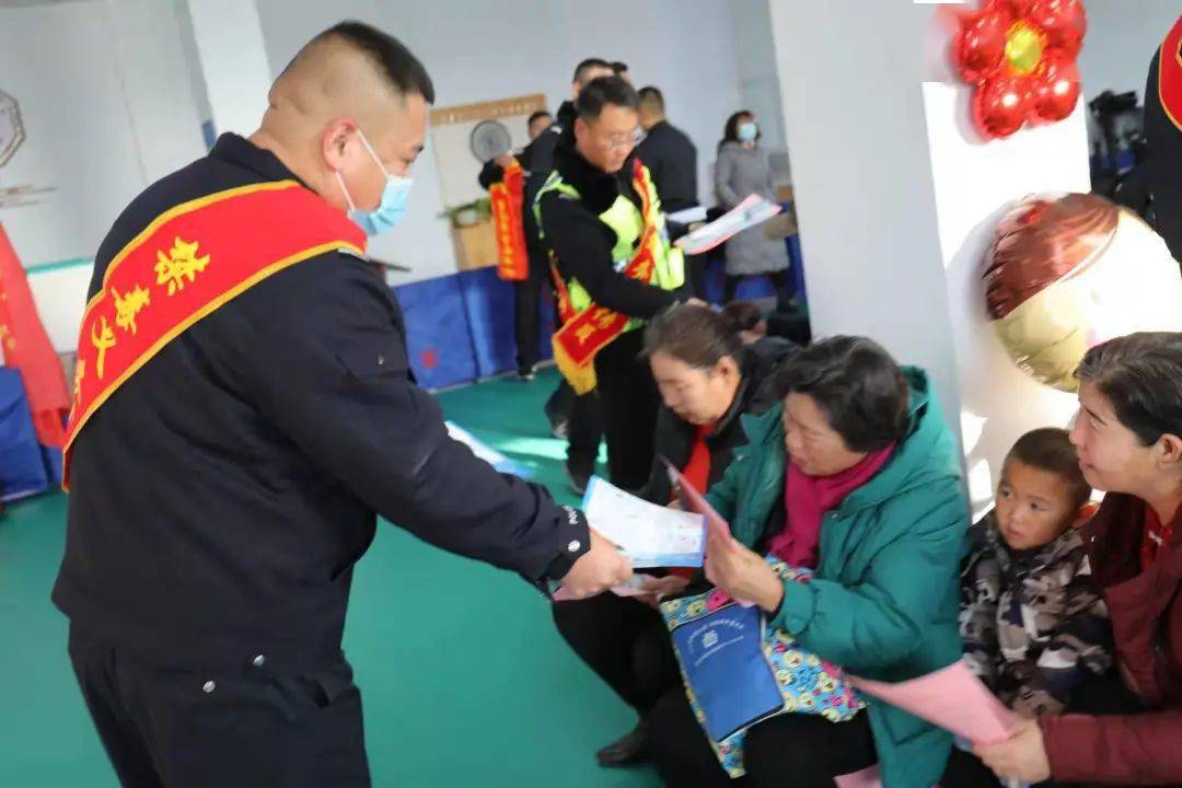 锡林郭勒盟:苏尼特右旗公安乌兰牧骑进社区宣禁毒!