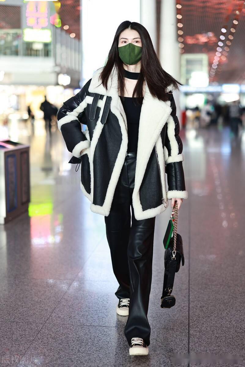 街拍:何穗黑白拼接机车羊羔绒外套 黑色皮裤 纤缝包酷讽帅气_prada