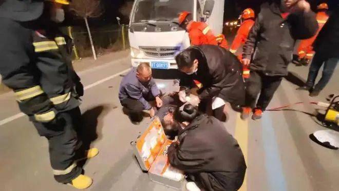 衡水丨驚險一摩托車和電動車相撞女子摔倒在地被貨車捲入車底