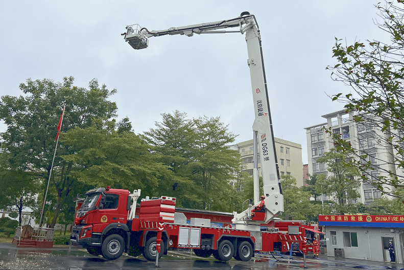 完美亮相新兴这台63米登高平台消防车投入执勤战备