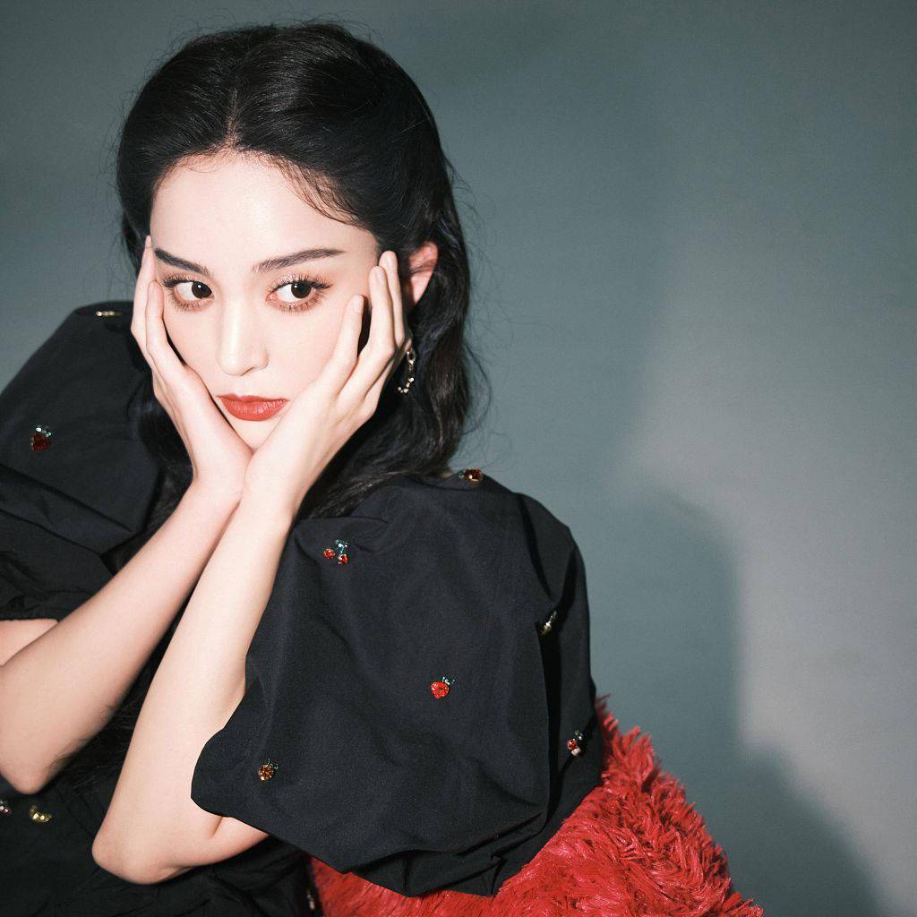 娜扎甜酷水果裙勾勒婀娜身姿鲜花映红唇诠释冬日浪漫氛围