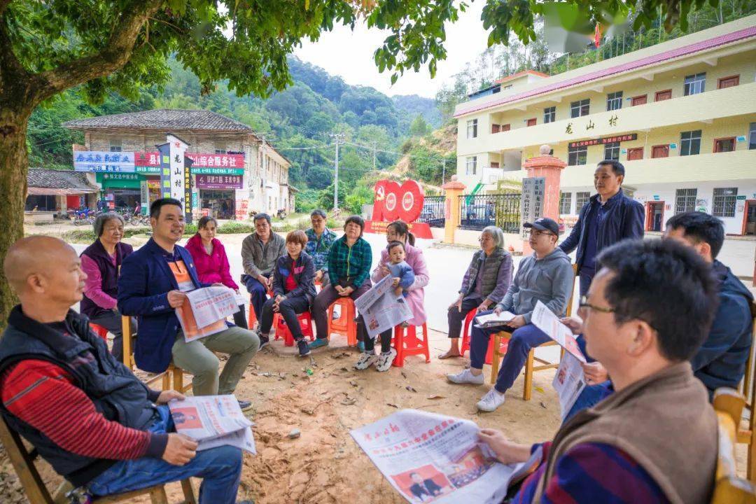 容县新时代文明实践志愿者在行动._精神_石头镇_六中全会