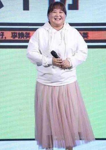 贾玲体重失控了穿连帽卫衣配纱裙显小肚子180斤身材好真实
