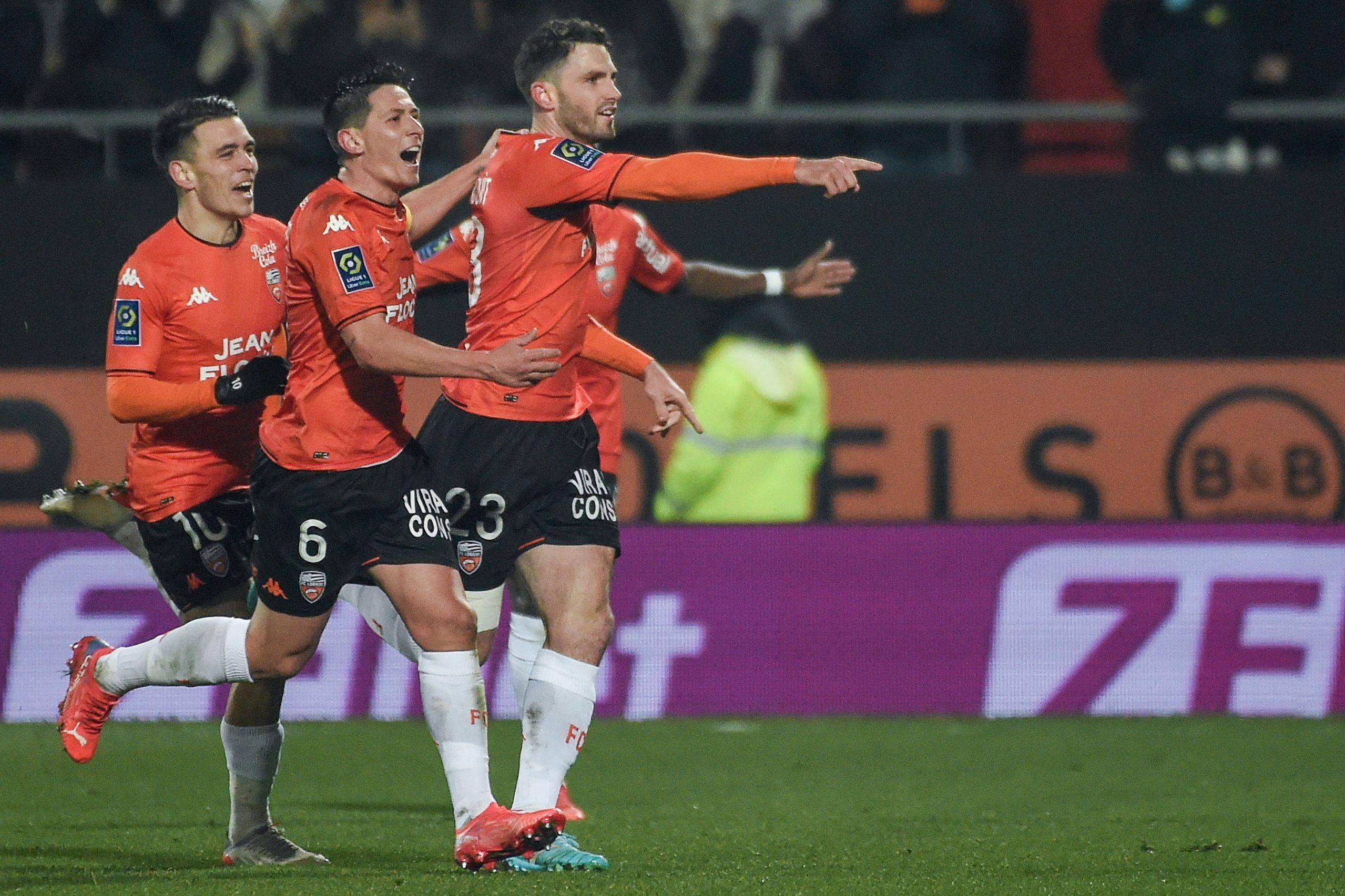 里昂|足球——法甲：巴黎圣日耳曼平洛里昂