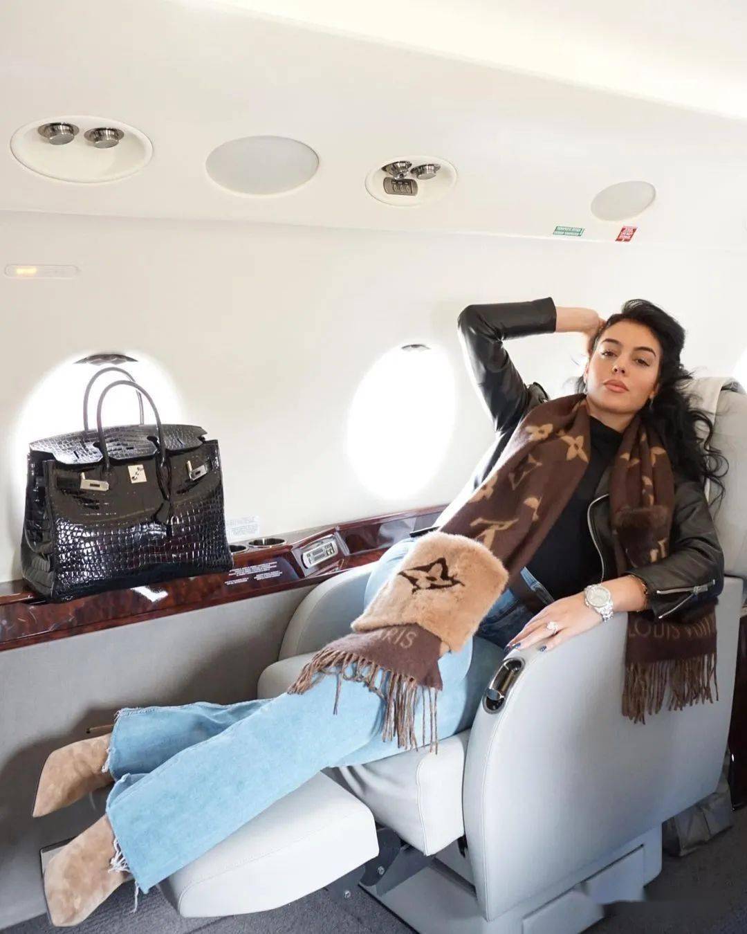 私人飞机出行如今点进乔治娜的ins,妥妥就是一个超级富婆的生活.
