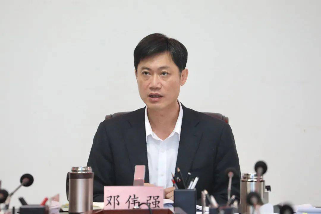 要闻邓伟强主持召开十三届县委常委会第172次扩大会议
