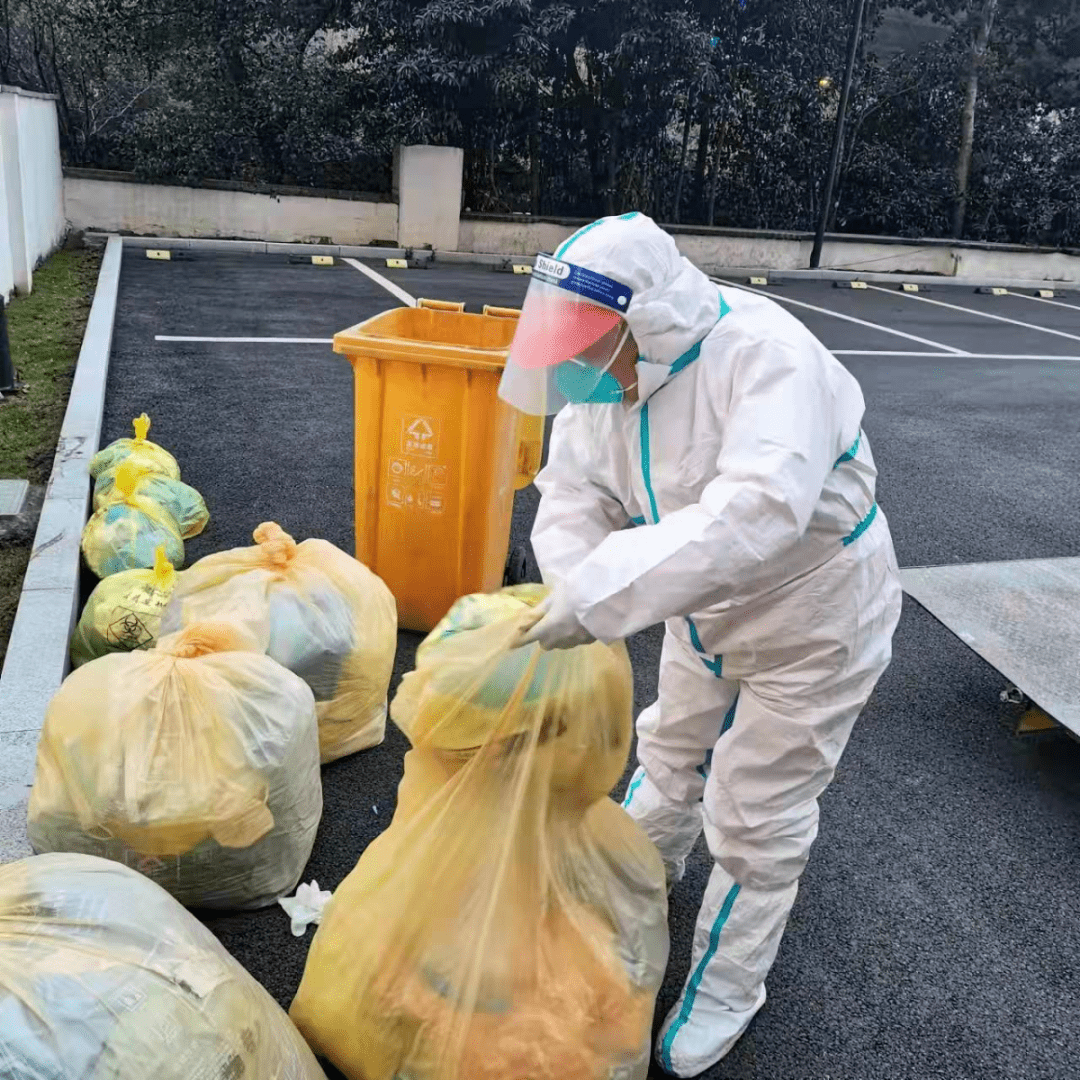 抗疫环卫人做实垃圾清运消杀