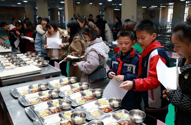 重庆市涪陵外国语学校开展2021年冬至节包饺子活动