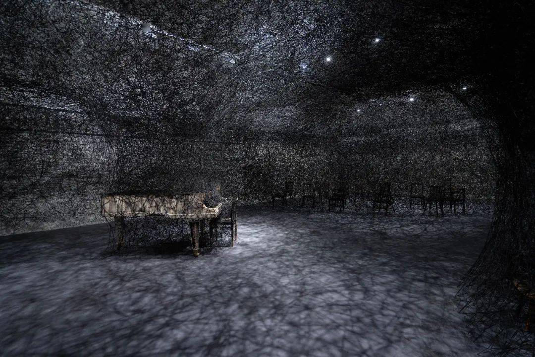 专访|专访盐田千春：红色是人的连接，黑色是宇宙 | 一点灵感