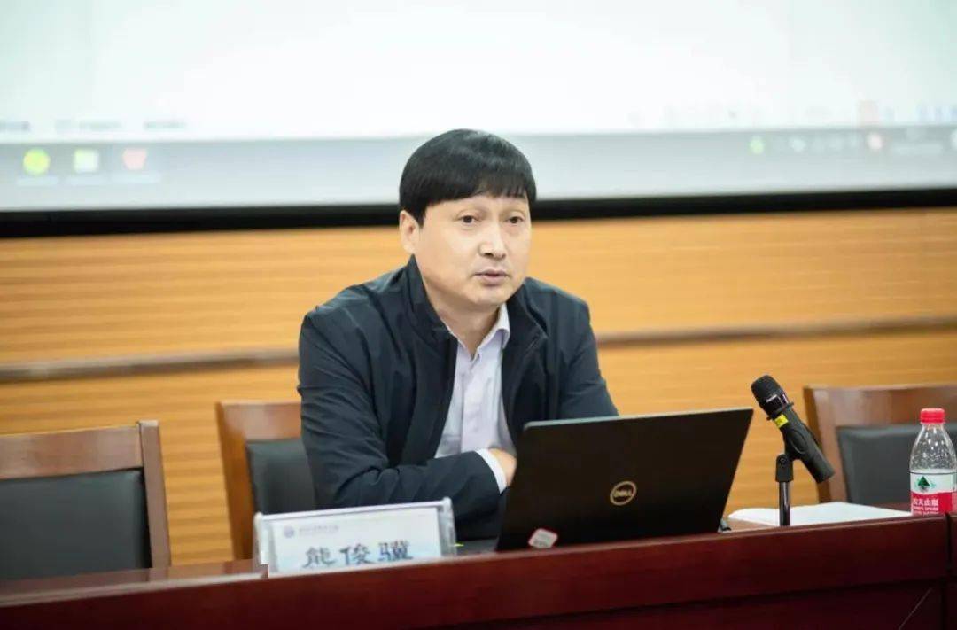 培训第一课,厦门市市政园林局市容管理处处长熊俊骥为参训人员带来一