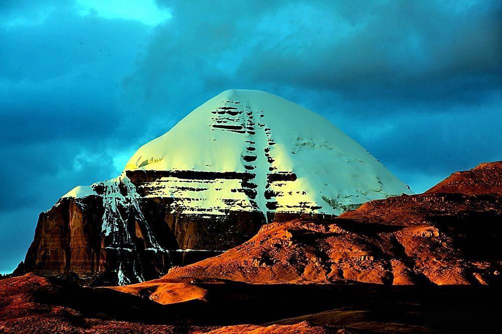 夕阳下与神圣而美丽的冈仁波齐峰拨云相见