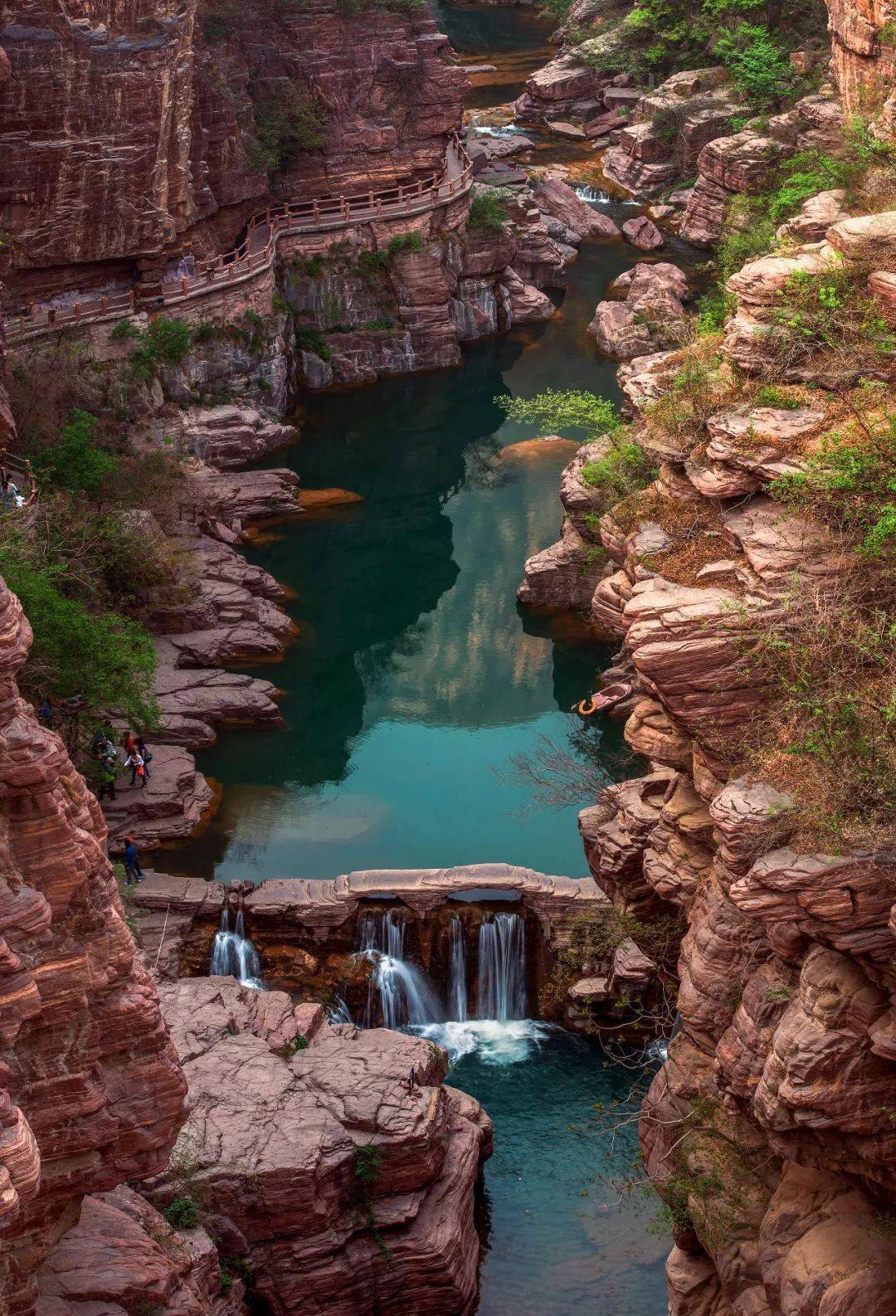 山体,使得太行山上随处可见落差巨大的垂直崖壁和深不可测的陡峭峡谷