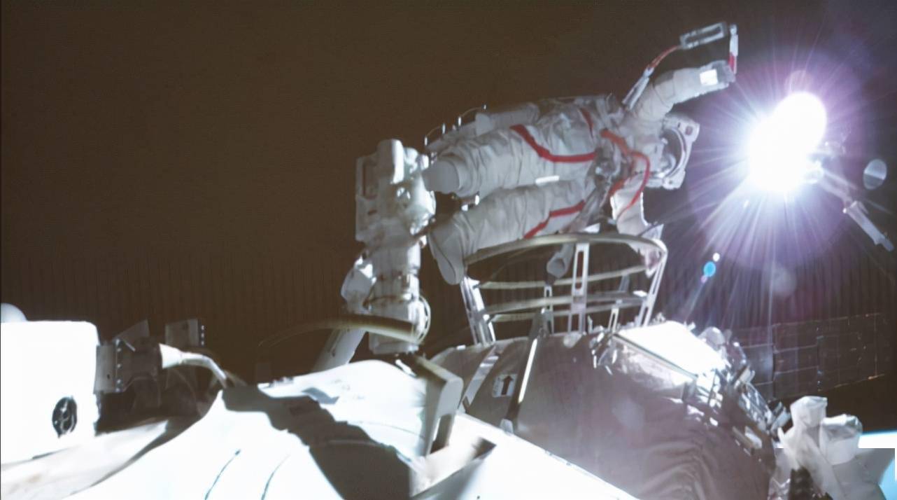 大家被nasa"骗"了?神舟十二号航天员出舱后,暴露太空原本面貌