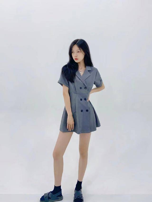 万能站姿拍照姿势,7个让你更美的姿势动作,简约显瘦又耐看_女生_一手