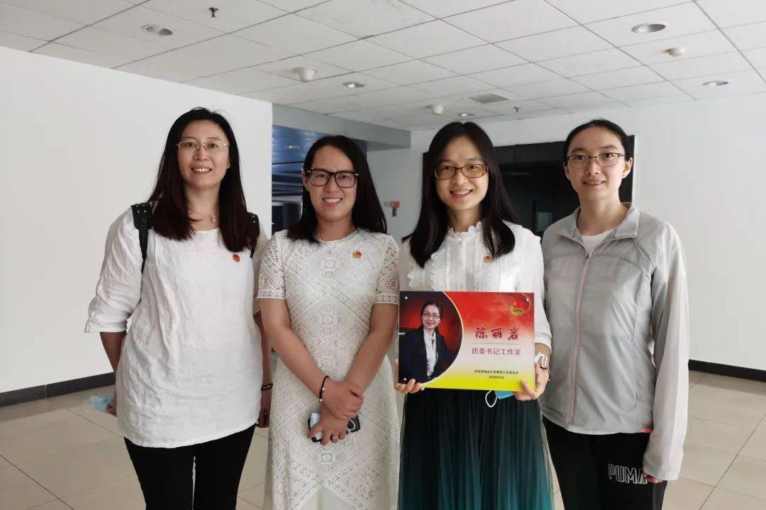 喜讯:育英中学陈丽岩老师获评团队辅导员专业高级教师职称