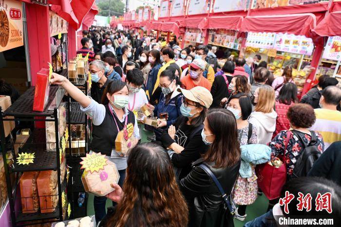 香港大批市民年尾外出消费 店铺生意火爆_李志华_尖沙咀_园工