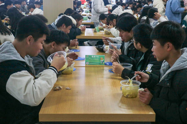 阜阳职业技术学校:喜迎冬至喝鸡汤 传递温情暖寒冬_食堂_家人_福至