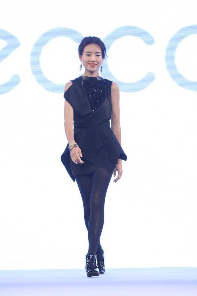 董洁的丝袜腿太美了一袭小黑裙黑丝袜走秀气质太高级