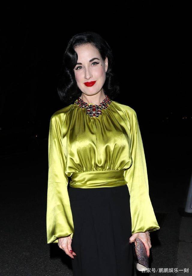 缎面绿色长袖吸睛,窈窕身姿爱了_teese_von_dita