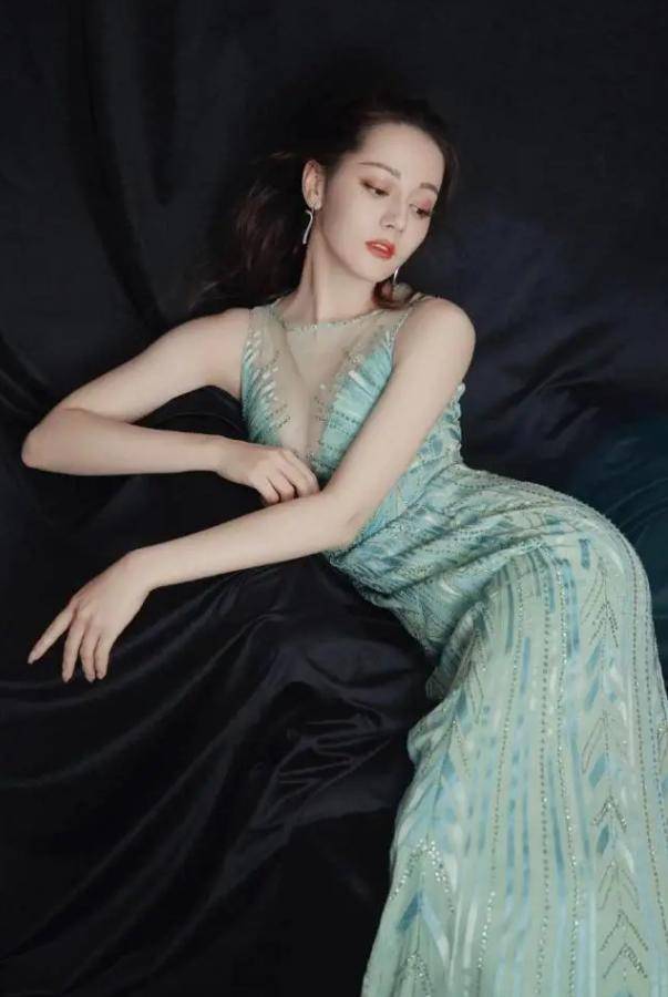 迪丽热巴穿v领裙出镜不用手遮挡身材让全场大开眼界