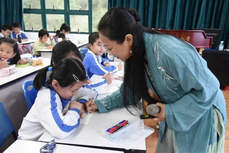 写作|深圳市阅读推广人走进华新小学，为学生写作插上想象的翅膀