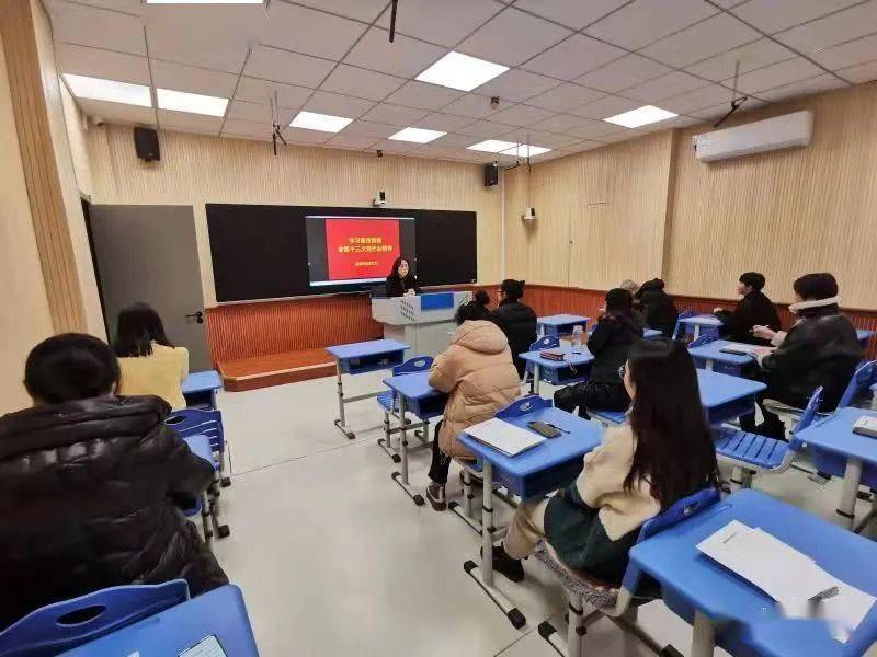 省第十三次党代会代表白塔区启智学校校长刘雪雅为全校教师做报告
