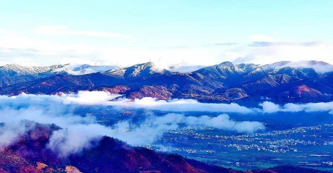 摄)顺着蜿蜒的青华公路薄薄的积雪一直向前延伸(茶尚福 供图)沙塘哨林