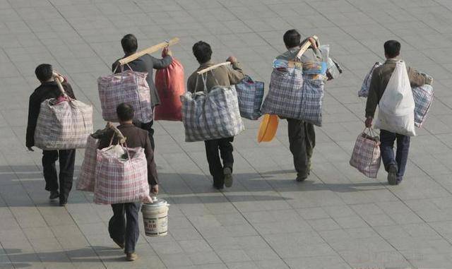 春运期间农民工对蛇皮袋子和橡胶桶的妙用是务实的生活态度