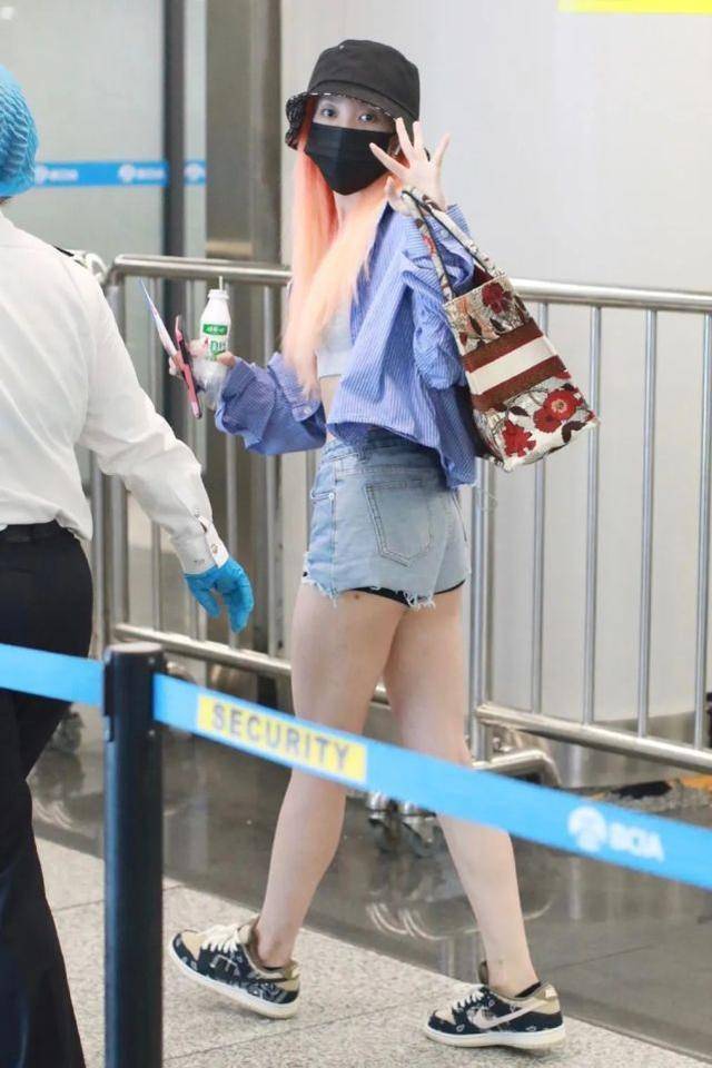 乃万造型亮相机场运动内衣配超短裤秀美腿露出打底裤真尴尬