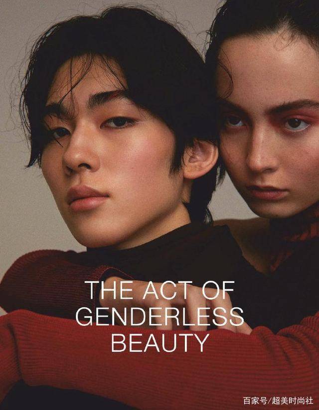 藤间斋染红眉穿毛衣妆容比女模特还要浓与儿时呆萌样判若两人