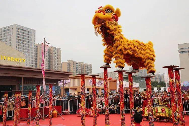 太震撼了!2021湘西高新区房交会舞狮表演,梅花桩上绝技惊艳全场