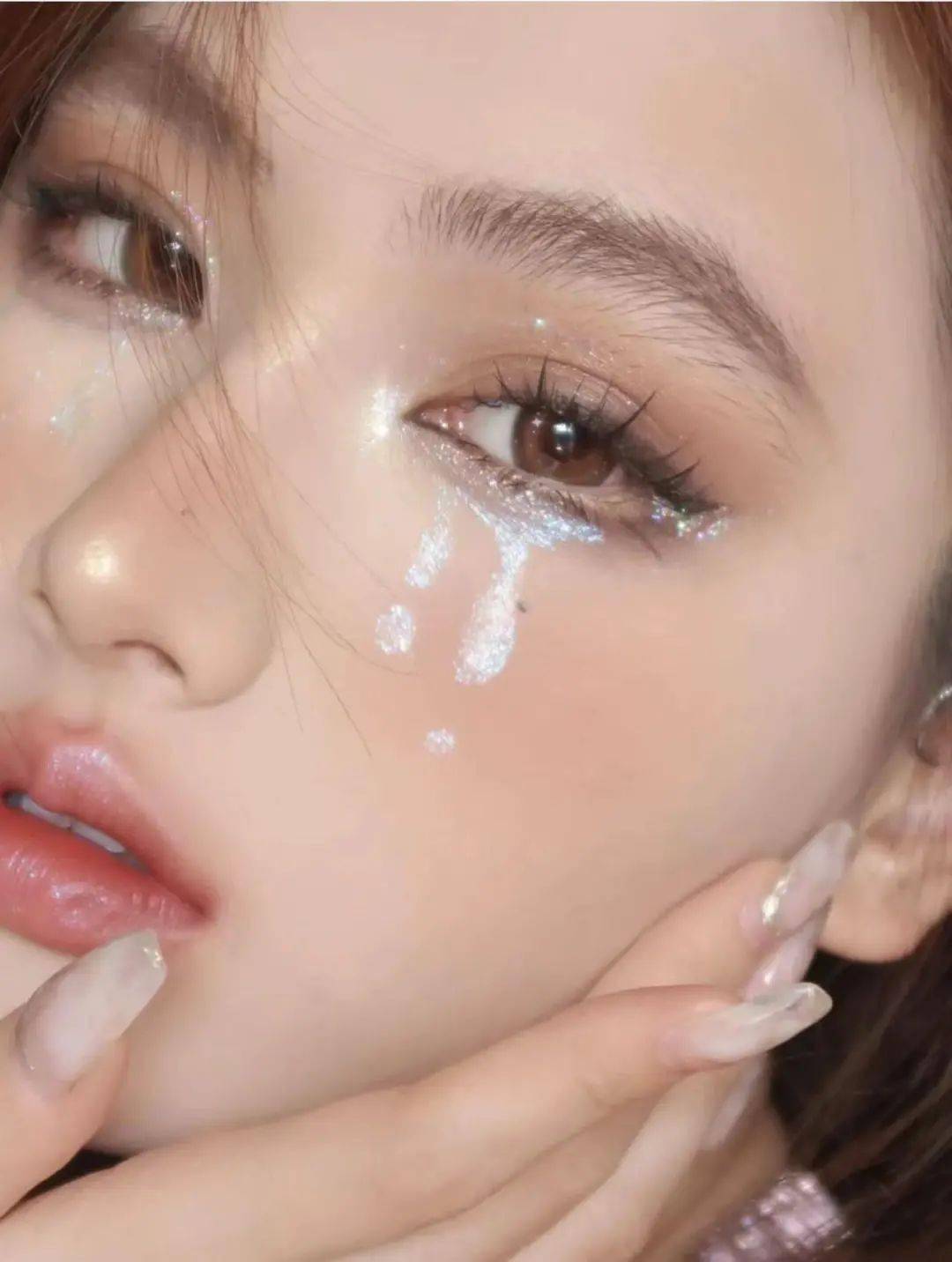 氛围这个圣诞的氛围感，就靠热巴的这些“妆”备来撑了！